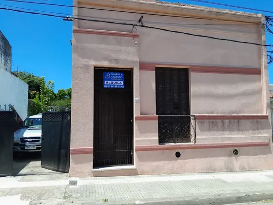 Alquiler De Casa Para Uso Comercial, Próximo A Gral Flores Y Serrato.