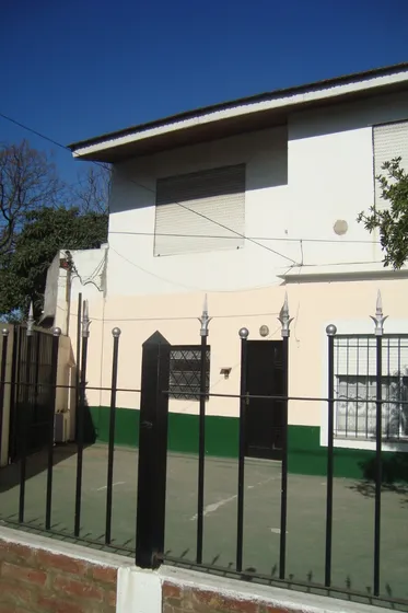 Alquiler De Departamento En Burzaco. 3 Amb .primer Piso C/ Entrada Auto Y Terraza Semicubierta