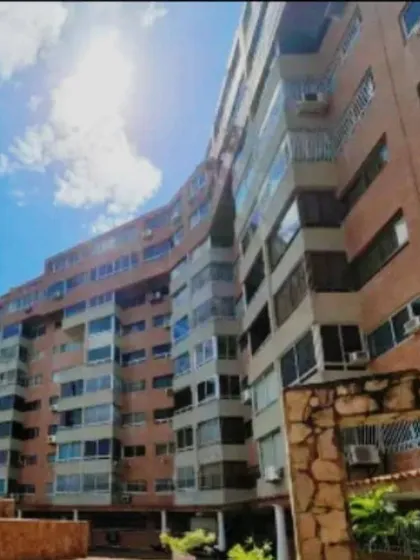 Se Alquila Un Apartamento De 3 Habitaciones, 3 Baños Y 1 Pue