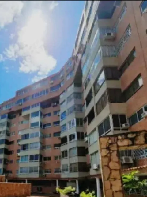 Se Alquila Un Apartamento De 3 Habitaciones, 3 Baños Y 1 Pue