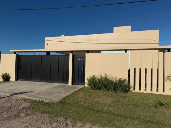 Casa En Venta - 3 Dormitorios 3 Baños - Cochera - 190mts2 - Los Hornos