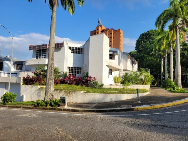 Casa De Esquina En La Urbanización El Parral, Calle Abierta. Mr. 