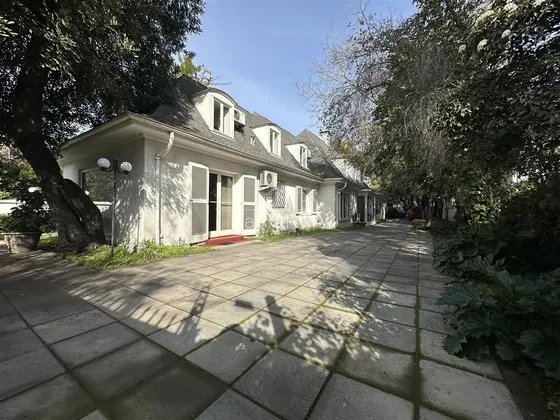 Casa En Venta De 10 Dorm. En Las Condes