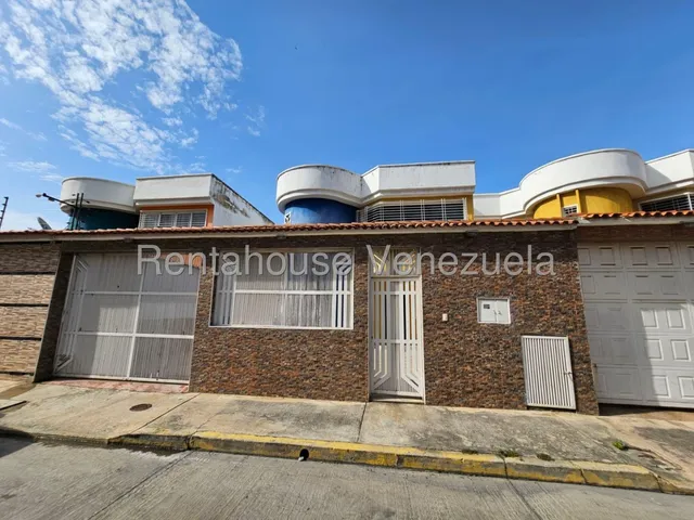 Estupenda Casa Town House En Venta, Urb. Villas Tropicales, La Morita I, Maracay, 25-20450 Mv