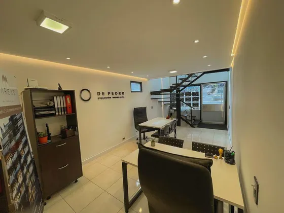Venta Oficina En 2 Plantas Con Patio Reciclada Zona La Perla