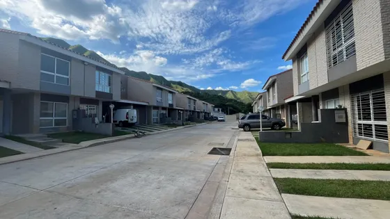 Angelica Acosta Vende Excelente Townhouse En Obra Blanca Para Diseñar A Su Gusto En Cumbre De La Esmeralda San Diego
