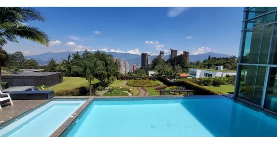 Venta Espectacular Casa Con Piscina En El Poblado, Cerca Al Tesoro.