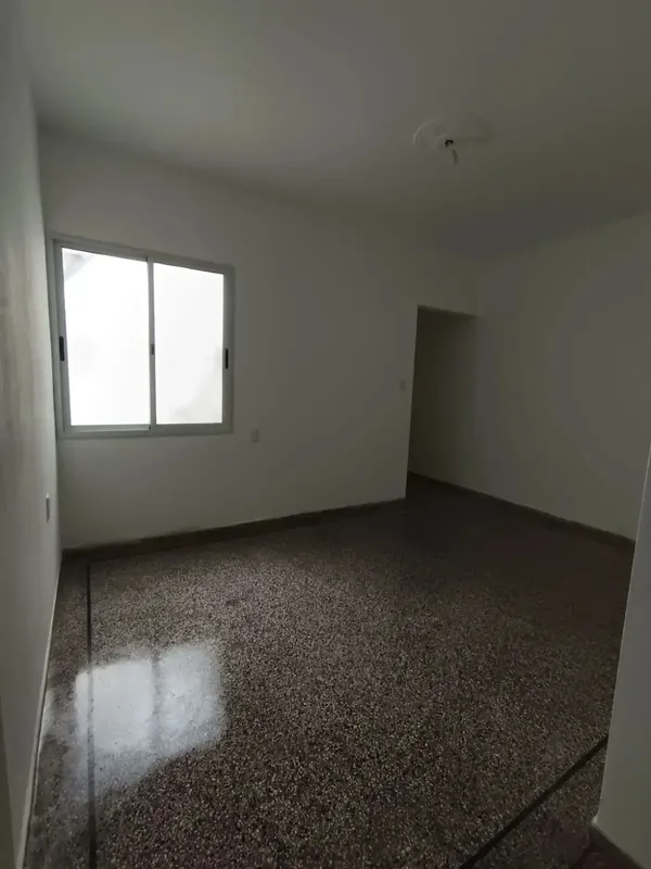 Alquiler En Jacinto Vera De 1 Dormitorio, Reciclado, Planta Baja Interior, Azotea, Gastos Comunes Bajos