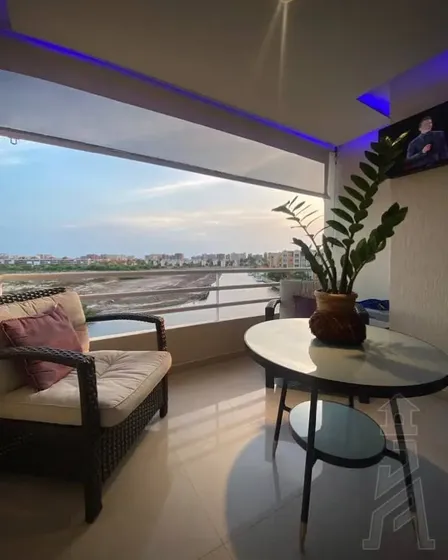 Apartamento En El Conjunto Residencial Punta Canal, Cuenta Con Terraza Hacia Los Canales De Navegación