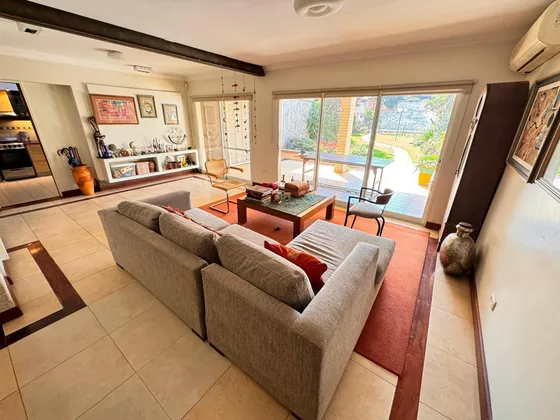 Hermosa Casa De 4 Dormitorios En Excelente Estado En Parque Guillermina, Smt