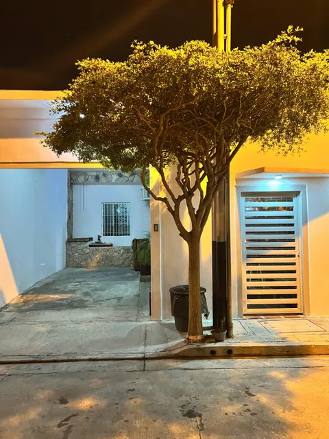 Vende Hermosa Casa Central En Urb Altamira Altamira, Municipio San Joaquín