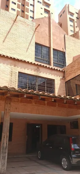 Alquiler Town House Amoblado Resid. Tirreno, Urb. La Trigaleña Alta.