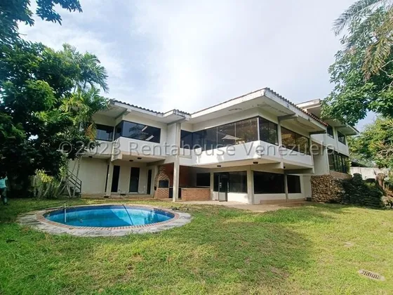 Espectacular Casa De 800 M2 De Construcción Y 1.300 M2 De Terreno, Con Vista Al Prestigioso Campo De Golf. Amplios Espacios, Todos Con Vista Al Campo De Golf, Muy Bien Distribuida, Jardines, Anexo