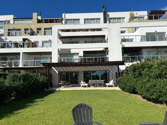 Albanueva, Departamento De 2 Dormitorios En Venta En Planta Baja Con Jardin Propio