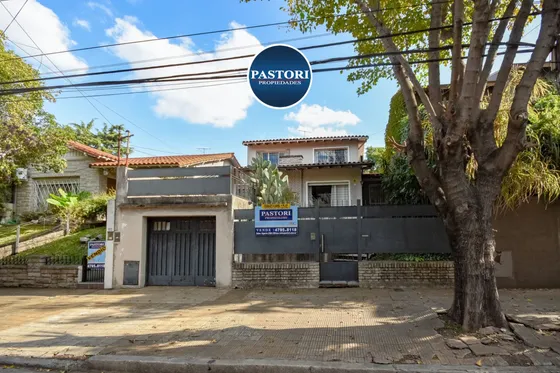 Venta De Casa De 4 Amb C/ Cochera Y Jardin