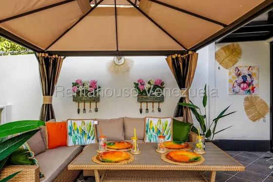 Bella Casa En Venta, Urb. Alto Prado