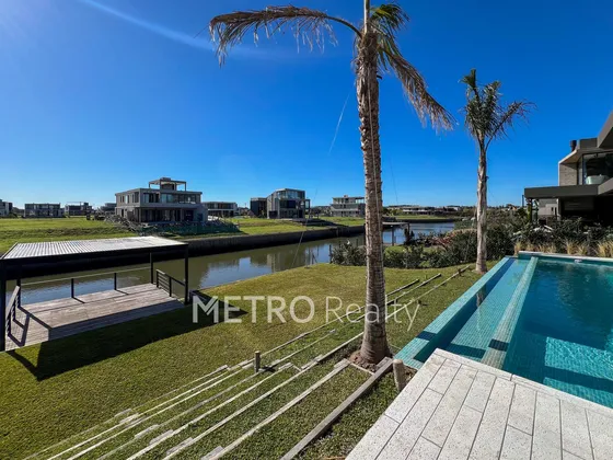Casa En Venta Con 4 Habitaciones Y Amarra En El Yacht, Nordelta  