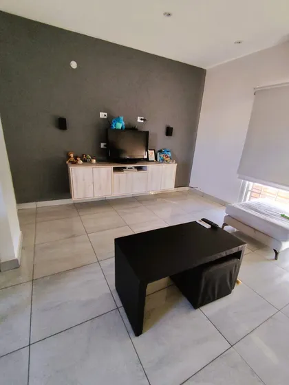 Vende  Casa 4 Ambientes Con Cochera Y Patio + 2 Departamentos En Sarandí
