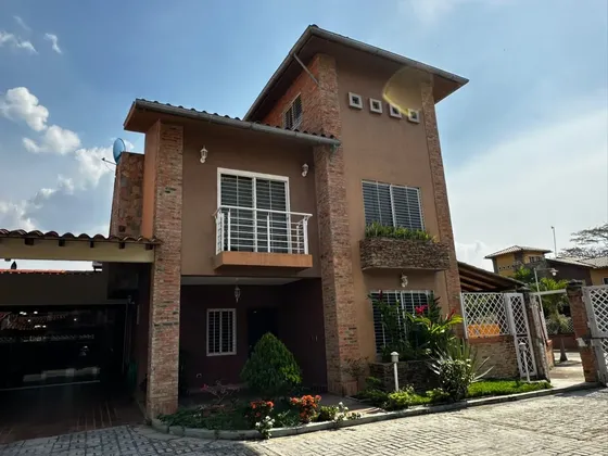 Hermosa Y Acogedora Villa O Casa En Venta En Villas De San Diego Country Club Carabobo. Eb