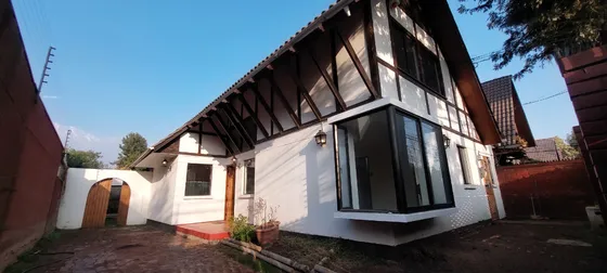 Casa Luminosa, Excelente Distribución 4d-2b, Más Servicio.