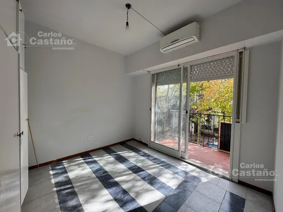 Muy Buen Depto 2 Amb. Al Frente, Con Balcón Y Cochera