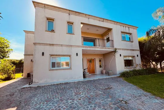 Casa En Venta, Cuatro Dormitorios, Lote Central, Pileta. Villanueva