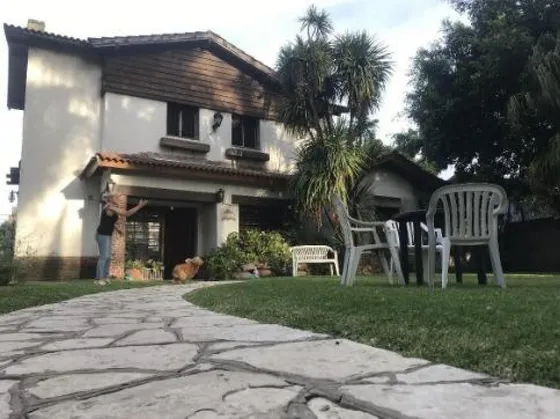 Casa En Venta - 4 Dormitorios 3 Baños - Cochera - 639mts2 - Jardín Lomas Del Palomar