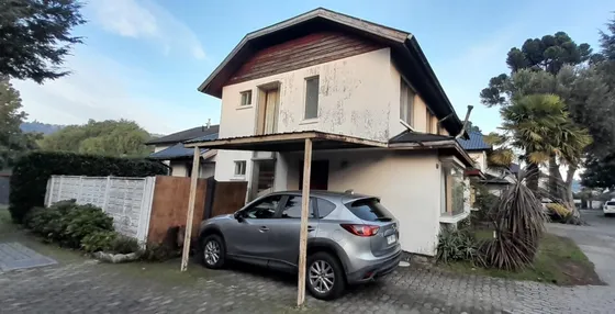 Casa 4 Dormitorios Y 2 Baños En Condominio Los Aromos 