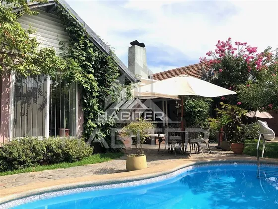 Casa En Venta De 5 Dorm. En Curicó