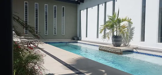 Casa Estilo Moderno Industrial Con Piscina Con Área Para Alquiler Independiente