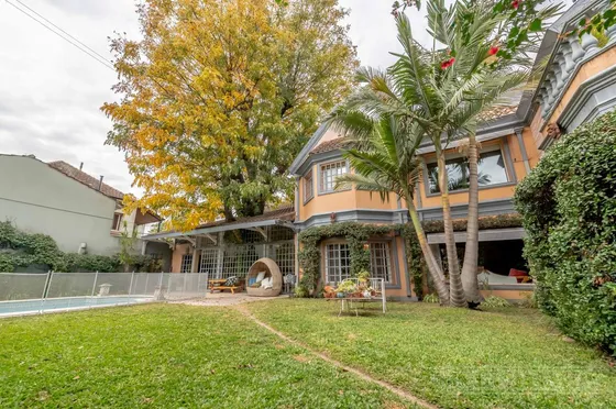 Casa Refaccionada En Venta  De 5 Dormitorios En Martinez