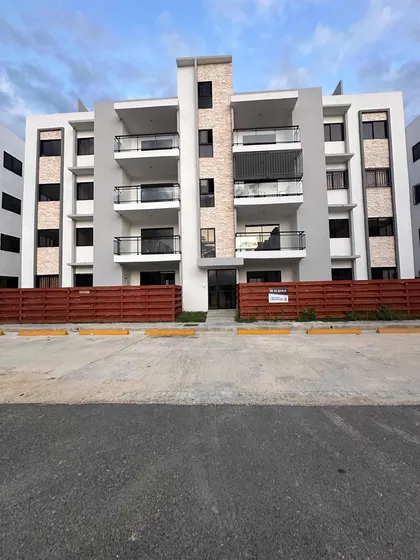 Residencial Corales Del Caribe Apartamento En Alquiler De 3 Habitaciones 1piso Con Un Amplio Barcón, Constara Con Áreas Infantiles Y/o Gym  Hermoso Concepto. Ubicado En La Marginal De Las Américas.
