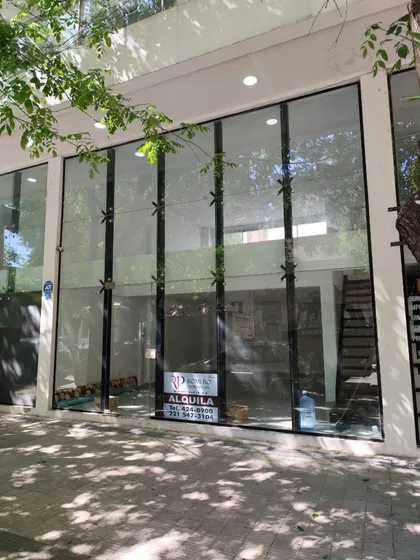 Local En Venta, 2 Plantas, Patio, Al Frente, Vidriado