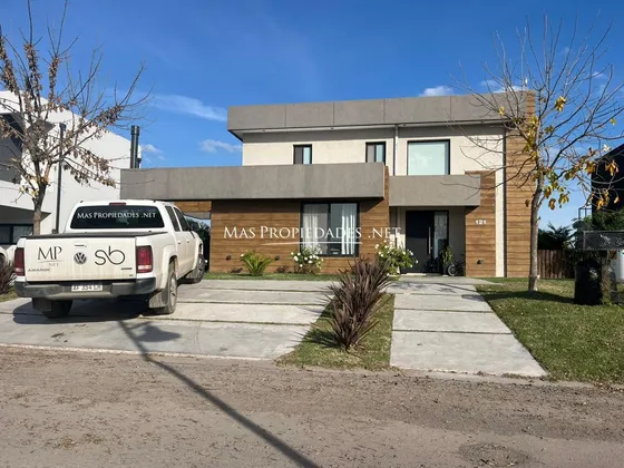 Casa En Venta 4 Dormitorios En San Lucas Canning