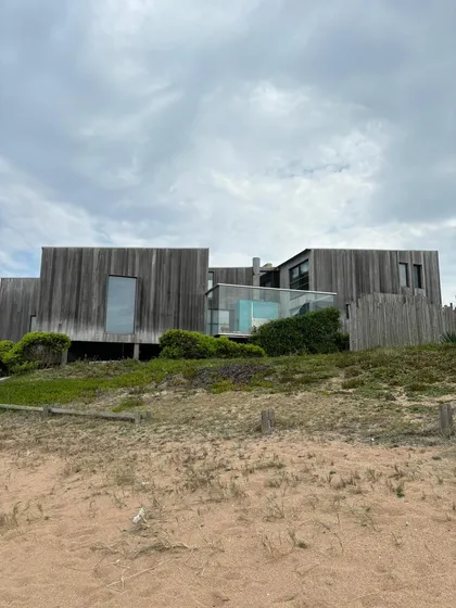Casa Sobre La Playa En Pueblo De José Ignacio