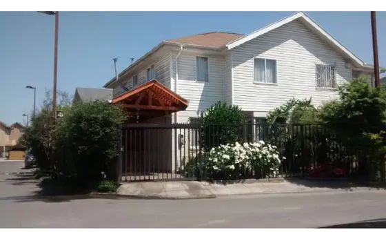 Casa 2 Pisos En Micro Barrio Con Portón Accesos
