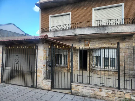 Venta Casa 4 Dormitorios Lanús Este Con Cochera