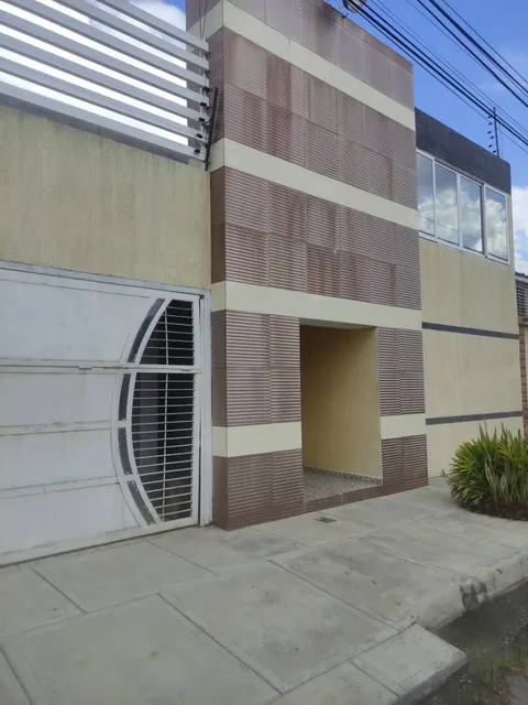 Casa En Venta En Naguanagua, Urbanización Los Candiles, De Dos Plantas, Ubicada En Calle Cerrada