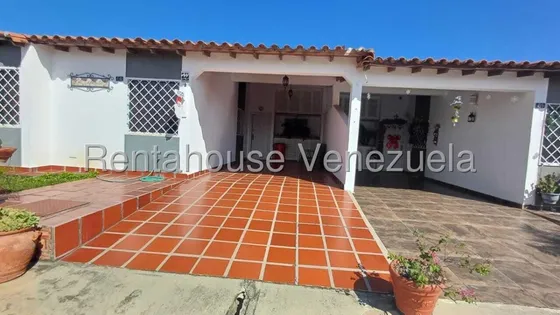 Rosa Rodríguez Vende Casa En Santa Lucia, Cabudare 25-11844