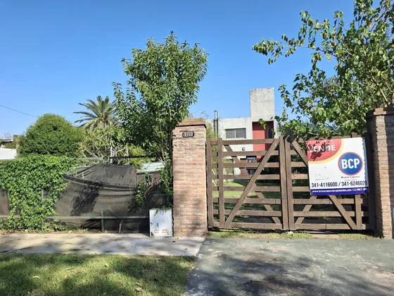 Venta Casa 2 Dorm  Amplio Jardín Y Pileta  Funes, Santa Fe