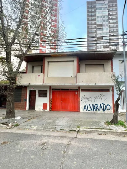Chalet 3 Ambientes Con 5 Cocheras En Peña Y 14 De Julio
