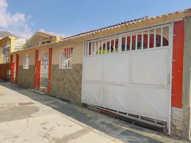Sky Group Vende Casa En Calle Abierta, En La Urb. Trigal Norte. Inc-458