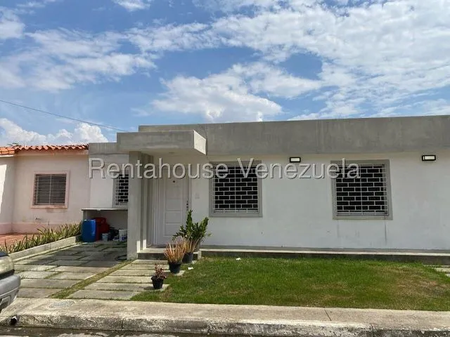 Yineth Cordero Aseso Inmobiliario Trae Para Tí  Hernosa, Amplia, Moderna Casa A Pocos Minutos Del Este De La Ciudad. Consta De 3 Habitaciones.   
