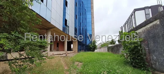 Jip 25-8688. Rent-a-house Vende Edificio Comercial De 1100 Mts2, 7 Niveles, 6 Locales, 23 Oficinas, Terraza Diseñado Para Restaurante, Con Inst. Eléctricas, Sanitarias, Ascensores. En Maturin, Monagas