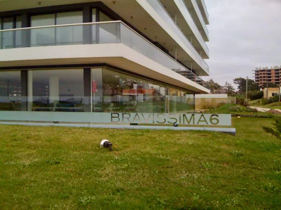 Venta Departamento De Dos Dormitorios Punta Del Este (bravissima, Parada 6).