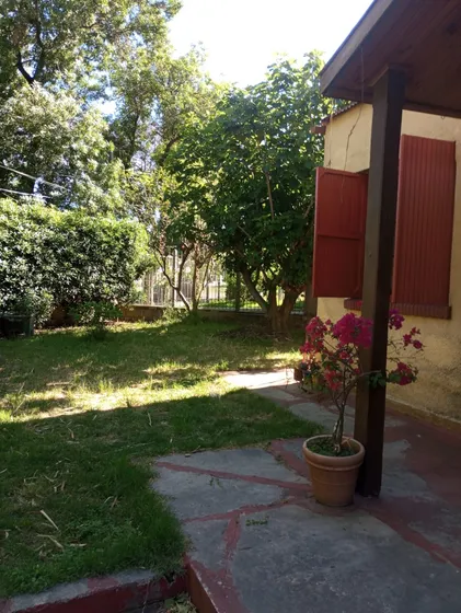 Casa Única En Su Estilo, Espacios Verdes Disfrutables En Gran Terreno, A Metros De Rivera. Se Vende Con Renta.