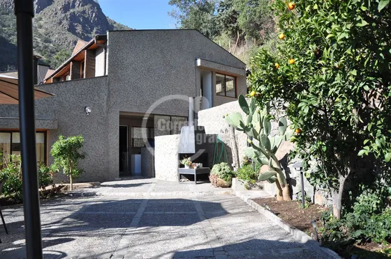 Casa En Venta De 5 Dorm. Terreno De 9.073 M2 En El Arrayan