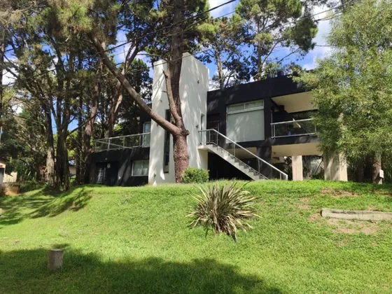 Venta Casa 4 Ambientes En Lote Propio En Costa Del Este Con Cochera