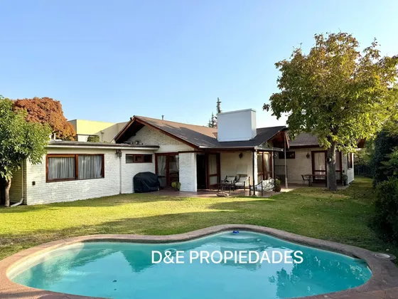 Casa En Arriendo En Las Condes, Con Piscina.