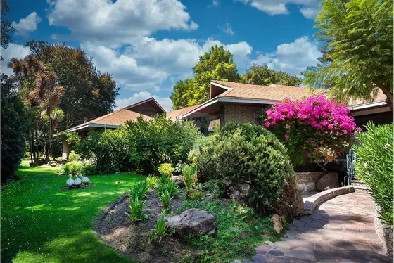 Casa En Vitacura Con Terreno De 2.453 M²